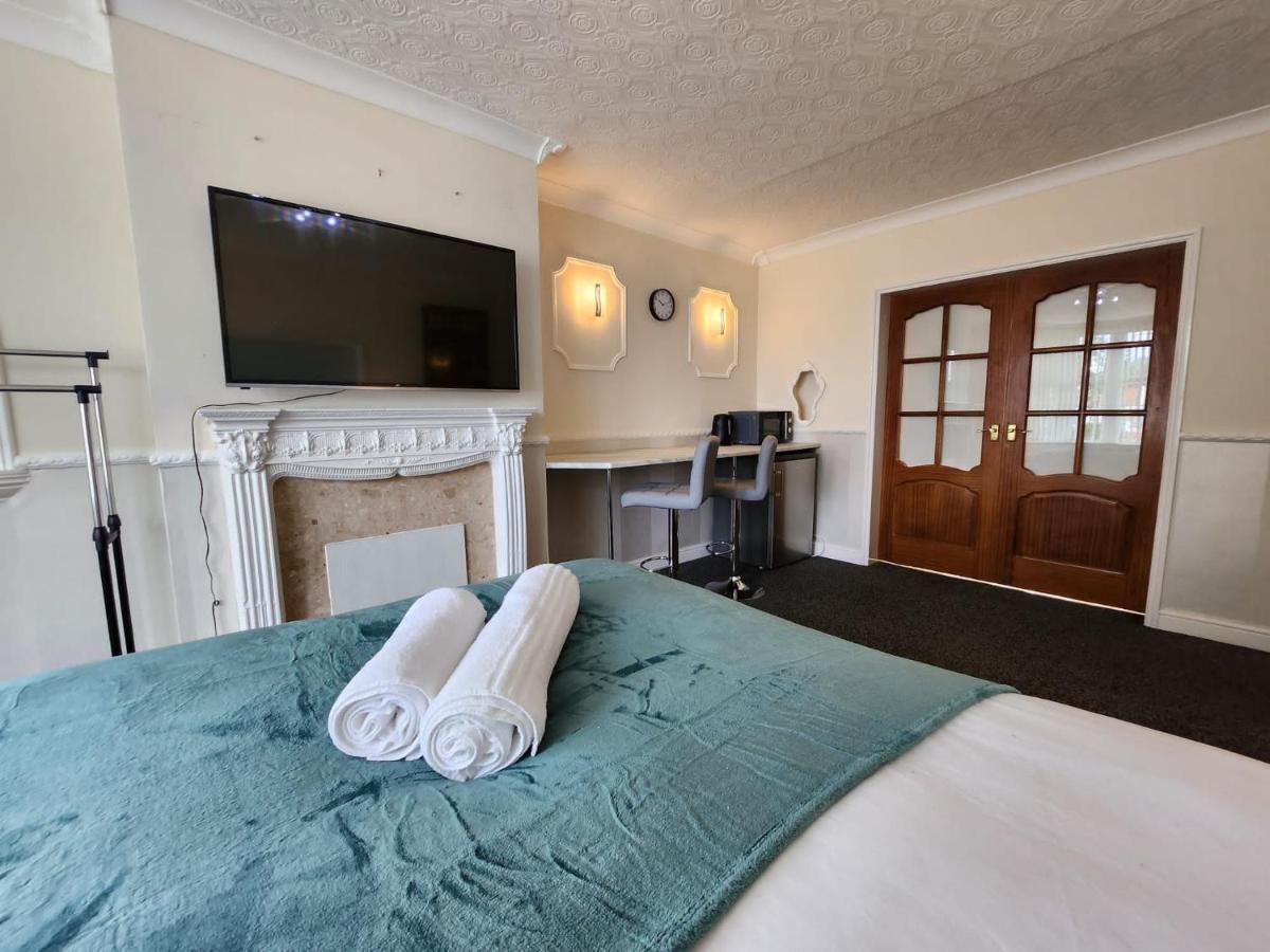 Sheldon Shared House Hotel โซลิฮัล ภายนอก รูปภาพ