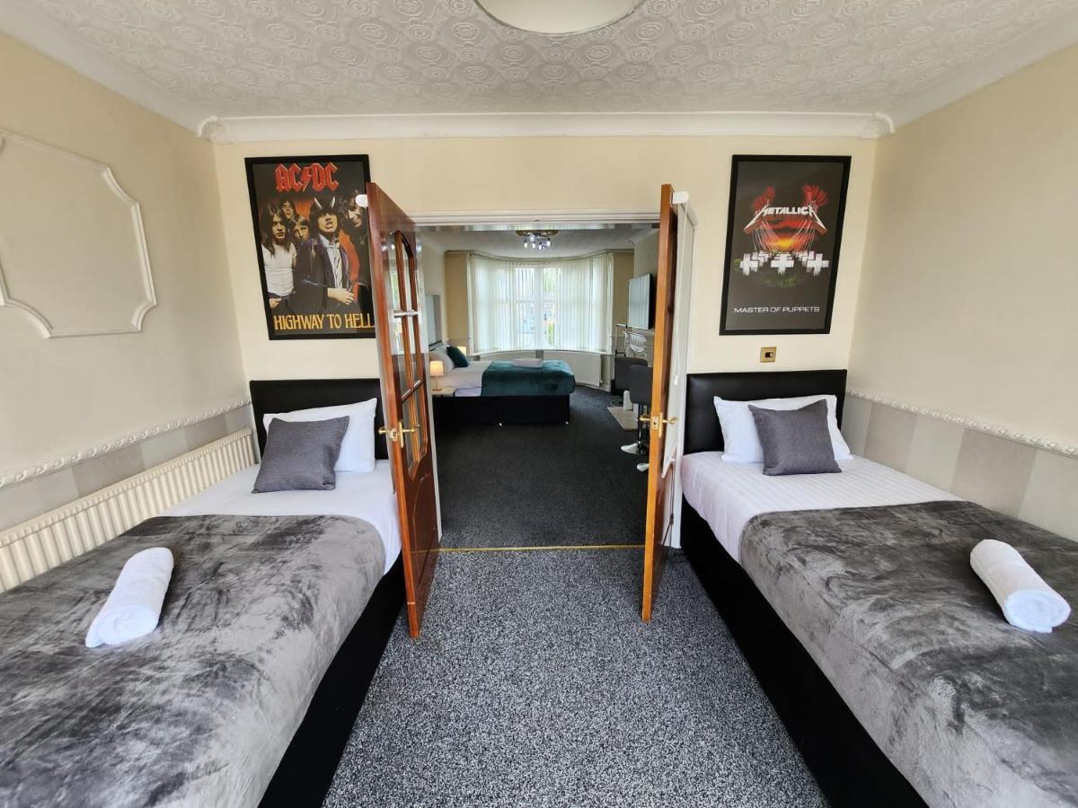 Sheldon Shared House Hotel โซลิฮัล ภายนอก รูปภาพ
