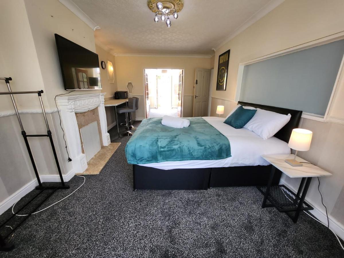Sheldon Shared House Hotel โซลิฮัล ภายนอก รูปภาพ
