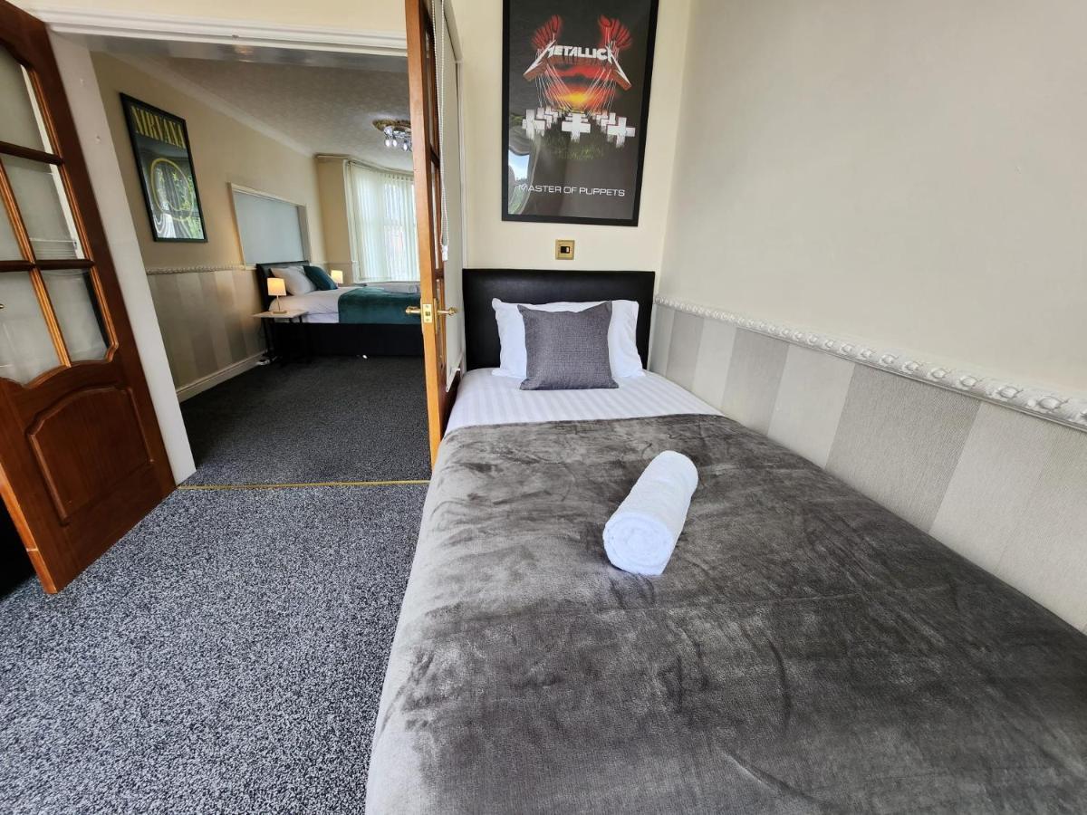 Sheldon Shared House Hotel โซลิฮัล ภายนอก รูปภาพ