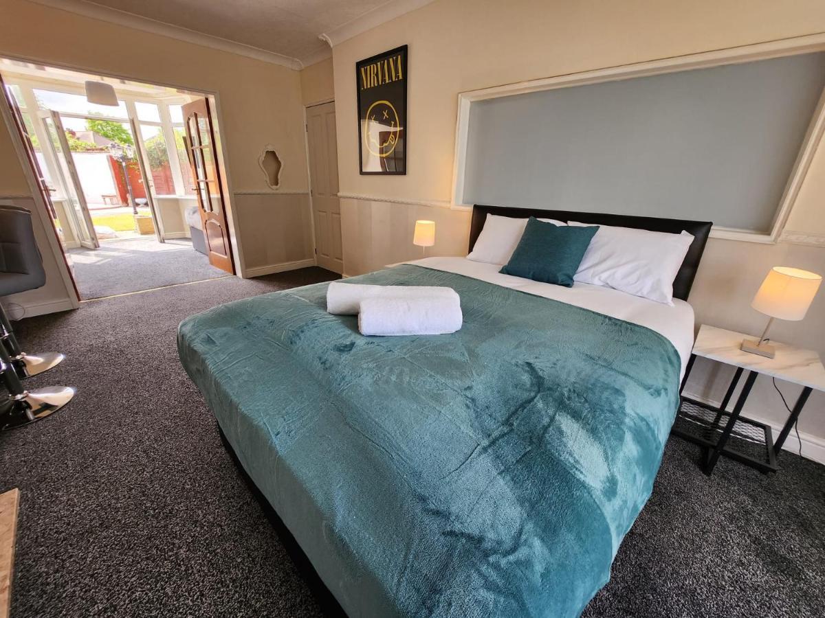 Sheldon Shared House Hotel โซลิฮัล ภายนอก รูปภาพ