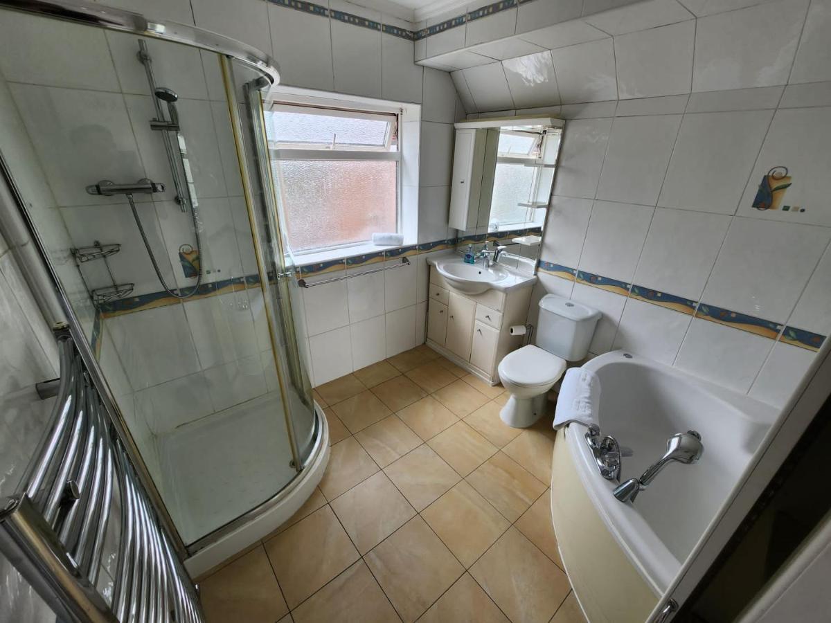 Sheldon Shared House Hotel โซลิฮัล ภายนอก รูปภาพ