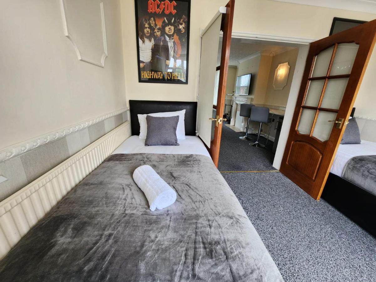 Sheldon Shared House Hotel โซลิฮัล ภายนอก รูปภาพ