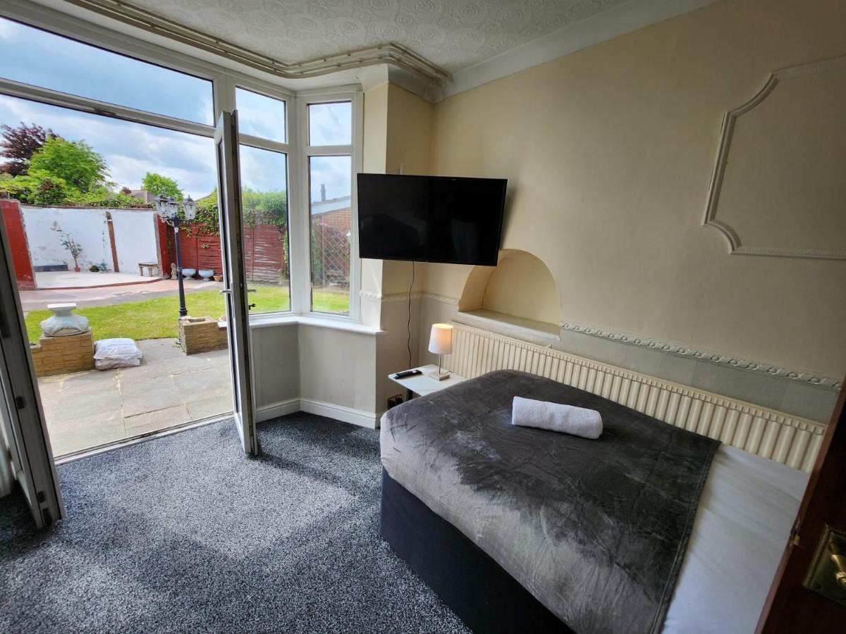 Sheldon Shared House Hotel โซลิฮัล ภายนอก รูปภาพ