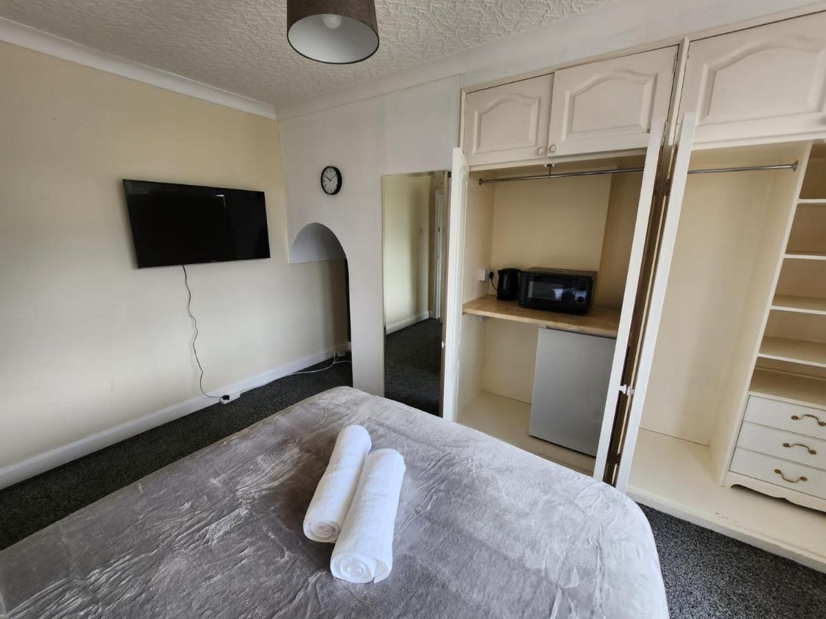 Sheldon Shared House Hotel โซลิฮัล ภายนอก รูปภาพ