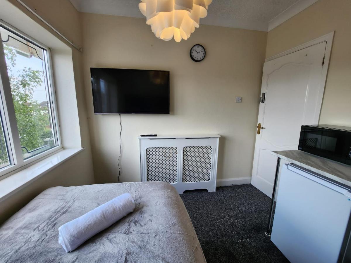 Sheldon Shared House Hotel โซลิฮัล ภายนอก รูปภาพ