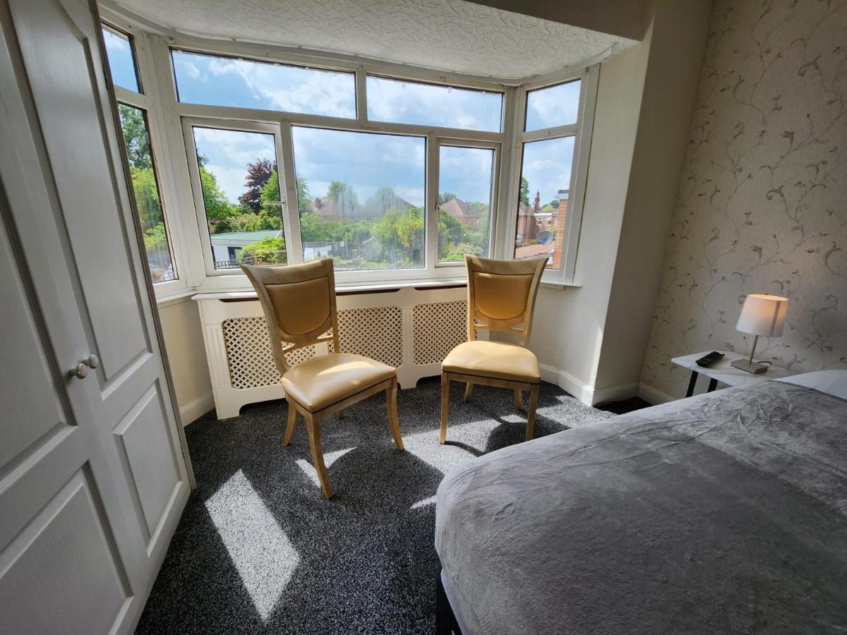 Sheldon Shared House Hotel โซลิฮัล ภายนอก รูปภาพ