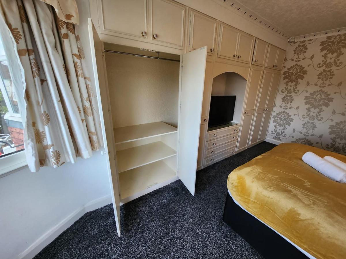 Sheldon Shared House Hotel โซลิฮัล ภายนอก รูปภาพ