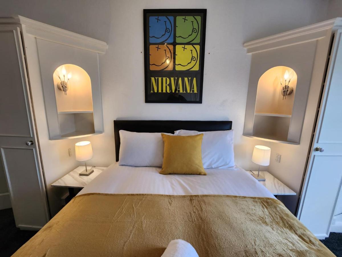 Sheldon Shared House Hotel โซลิฮัล ภายนอก รูปภาพ