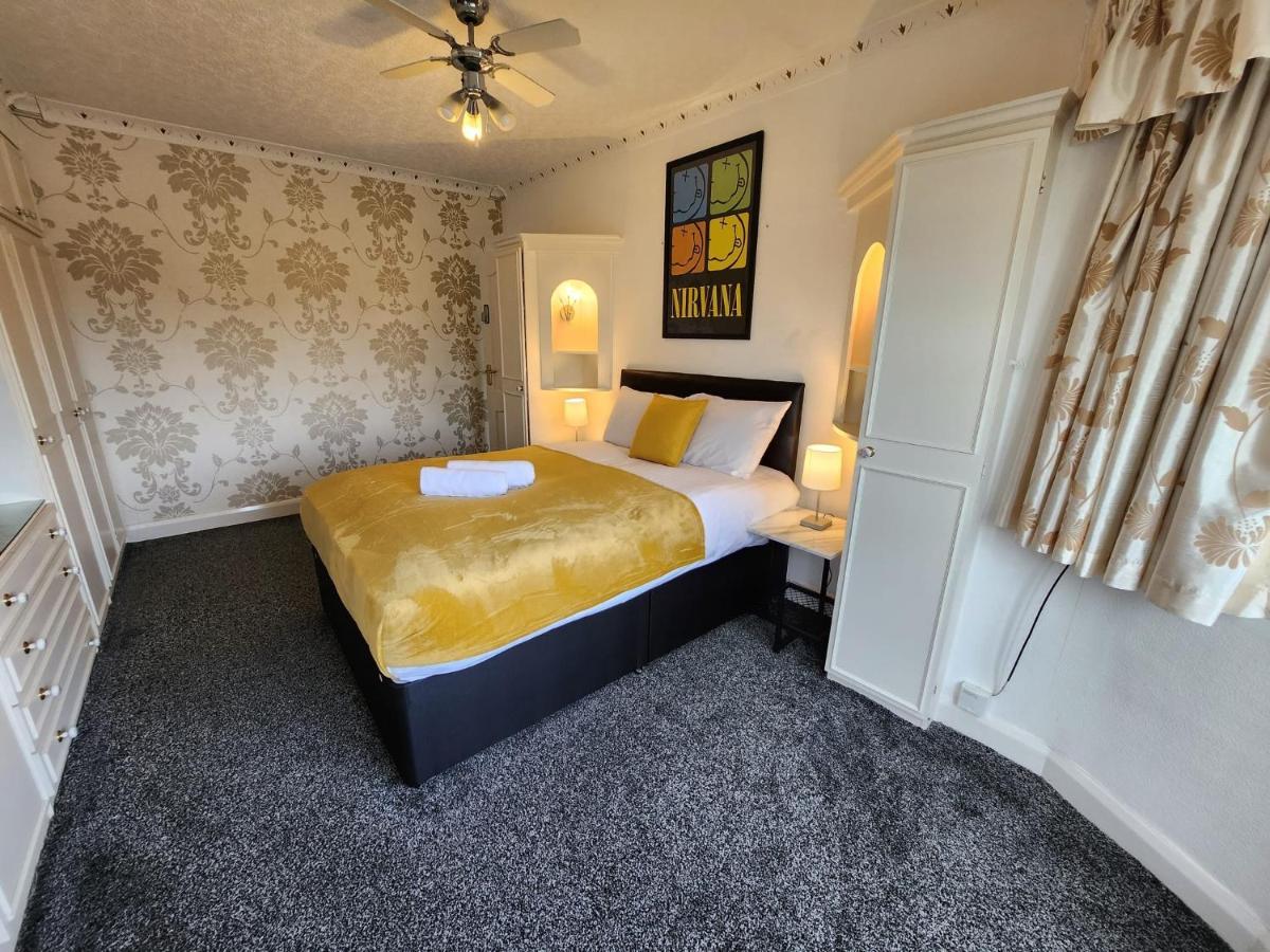 Sheldon Shared House Hotel โซลิฮัล ภายนอก รูปภาพ