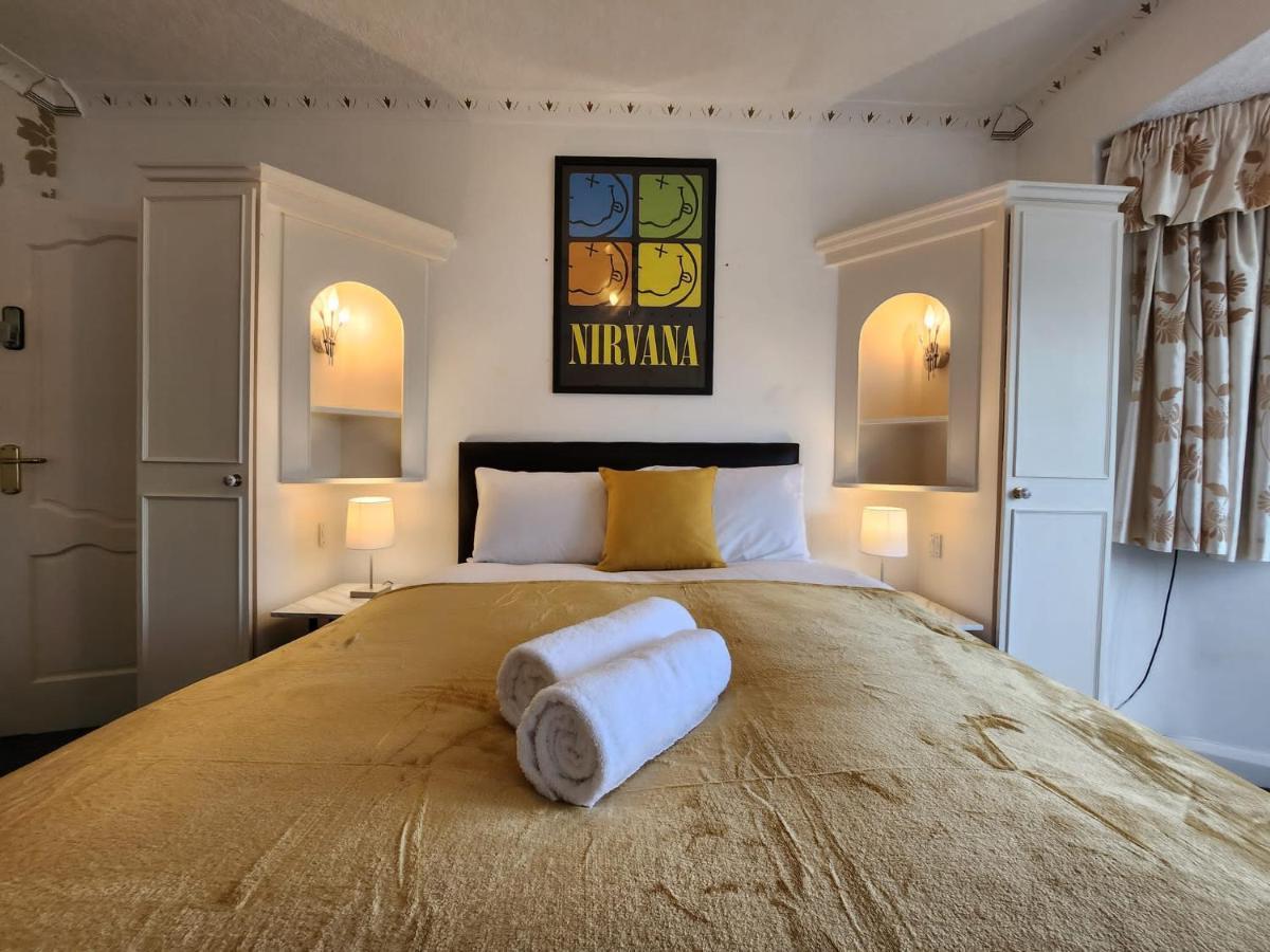 Sheldon Shared House Hotel โซลิฮัล ภายนอก รูปภาพ