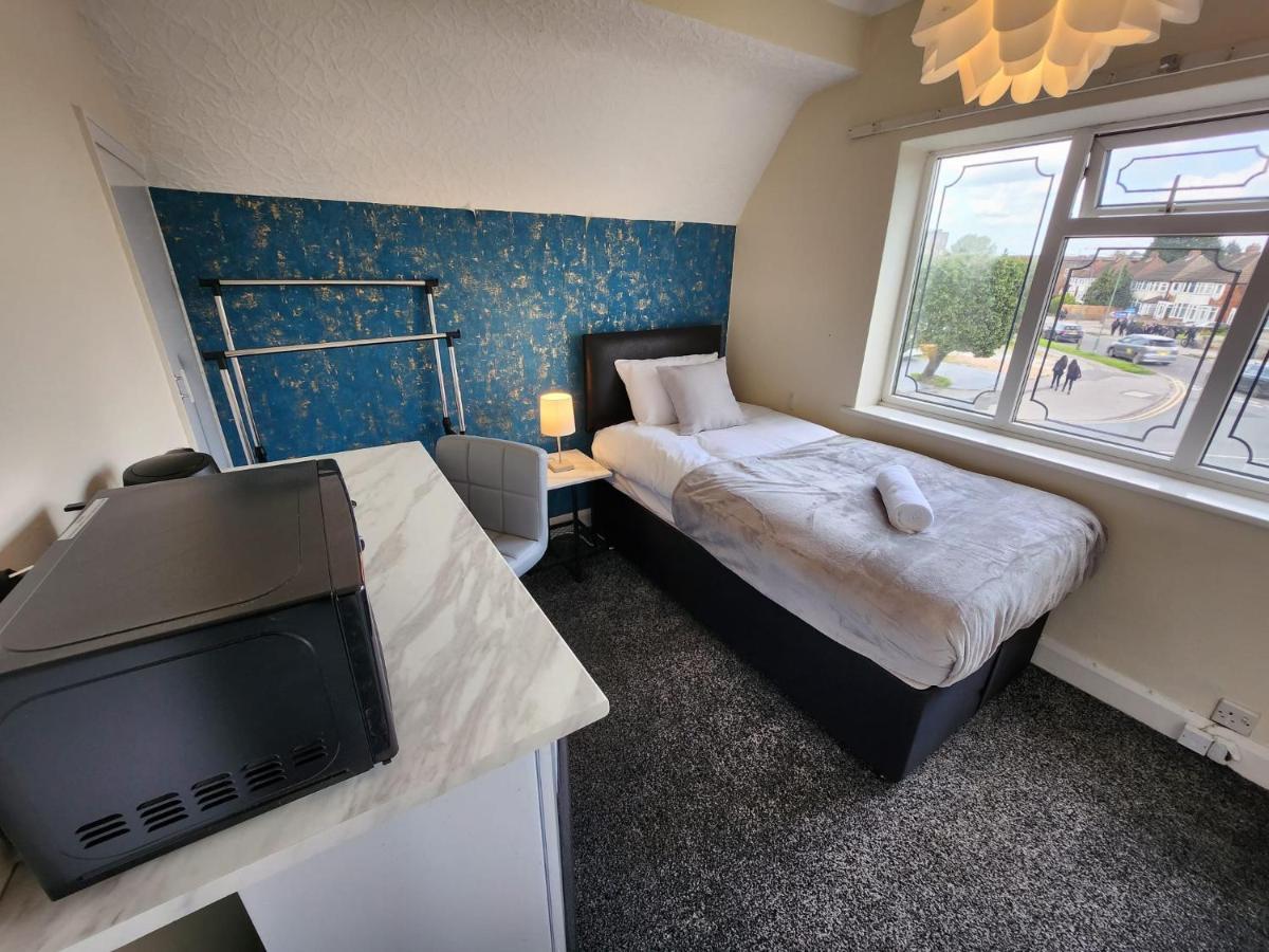 Sheldon Shared House Hotel โซลิฮัล ภายนอก รูปภาพ