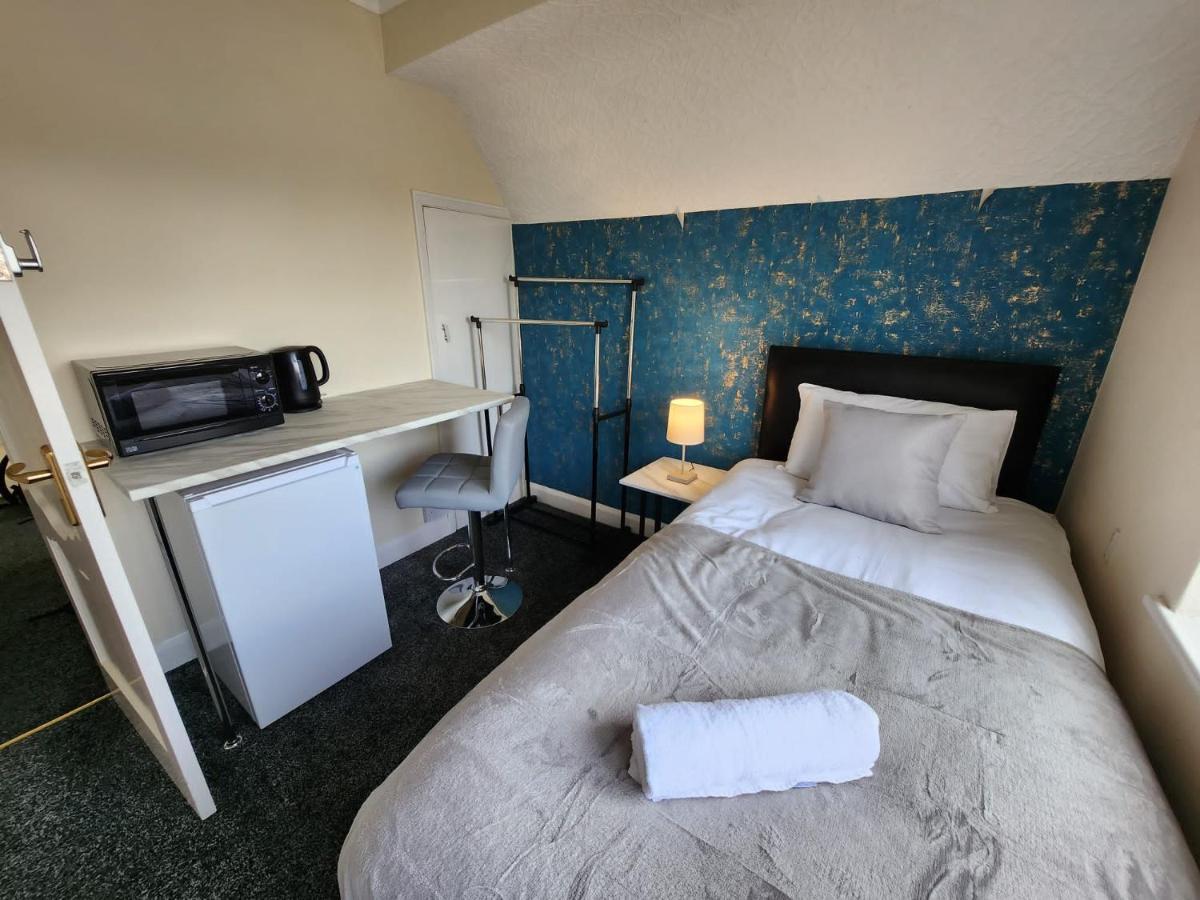 Sheldon Shared House Hotel โซลิฮัล ภายนอก รูปภาพ