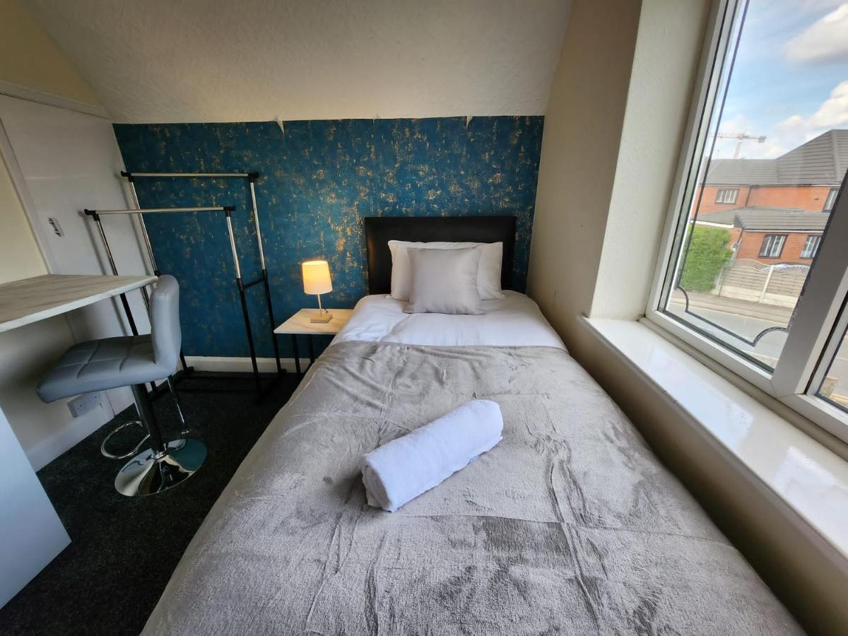 Sheldon Shared House Hotel โซลิฮัล ภายนอก รูปภาพ